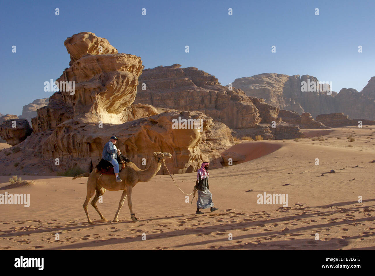 Turista sobre camel en Wadi Rum, Jordania Foto de stock