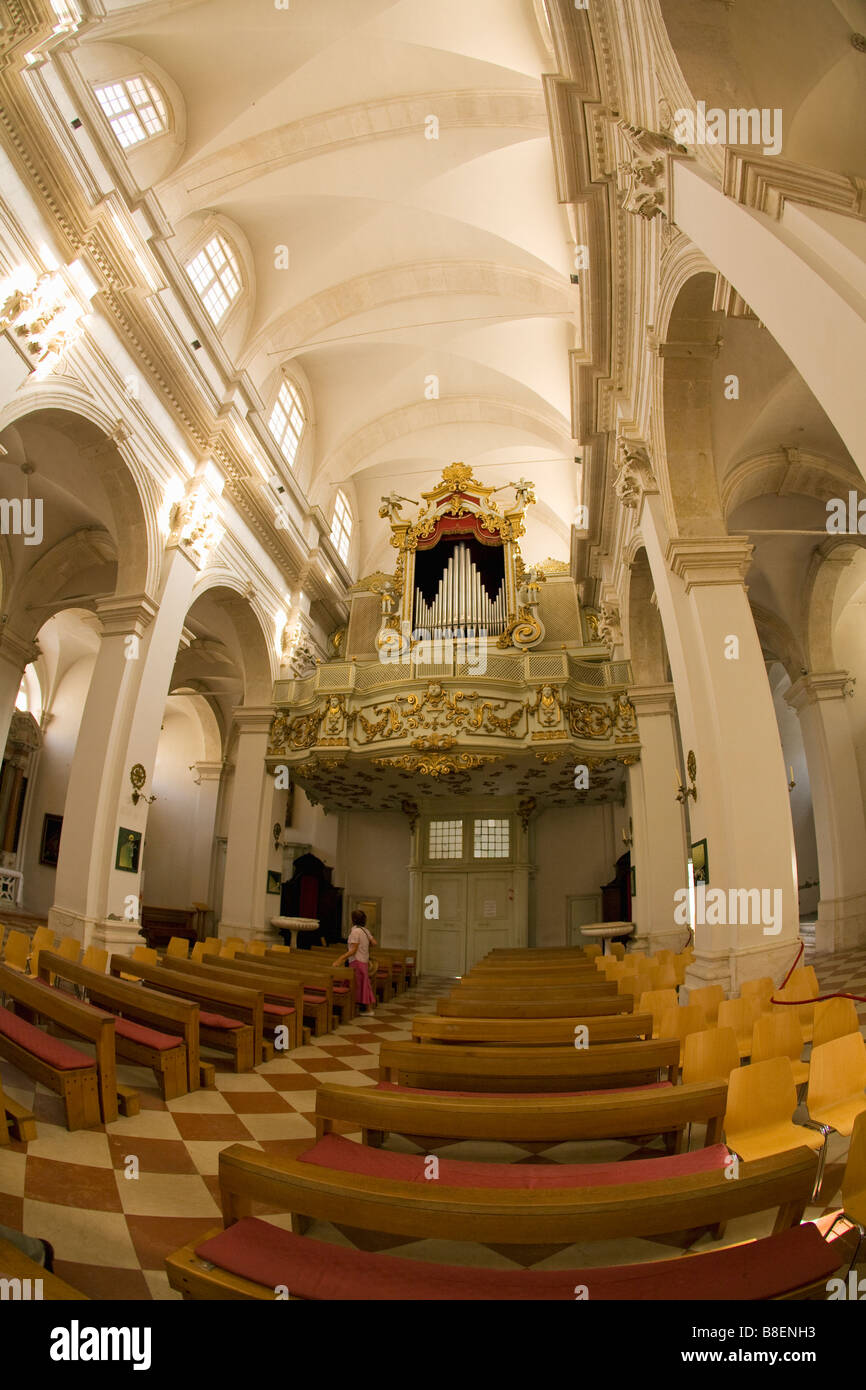 El interior de la Catedral de la Asunción de la Virgen Dalmacia Dubrovnik Croacia Europa Foto de stock