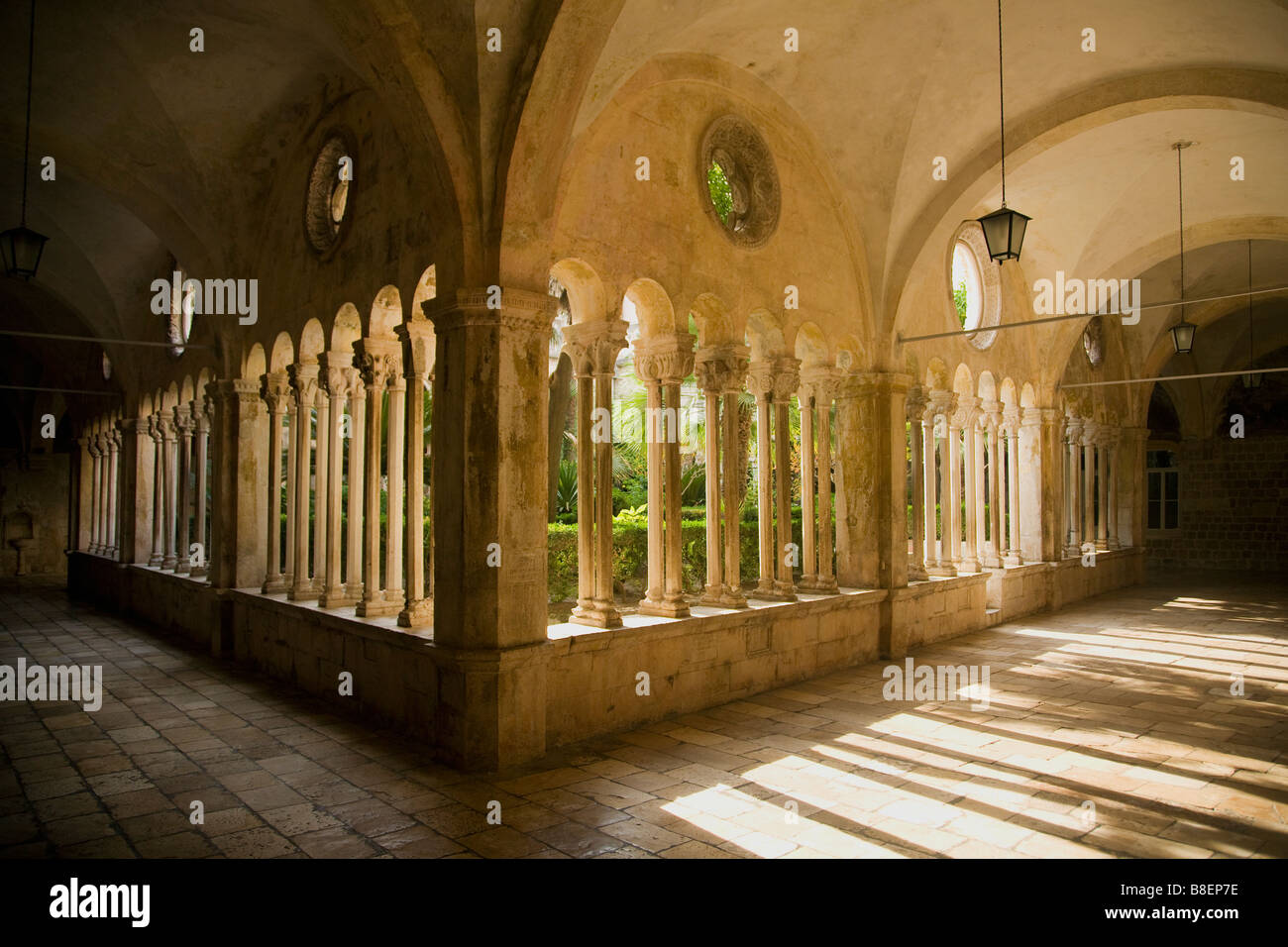Monasterio franciscano claustros y patio Dalmacia Dubrovnik Croacia Europa Foto de stock