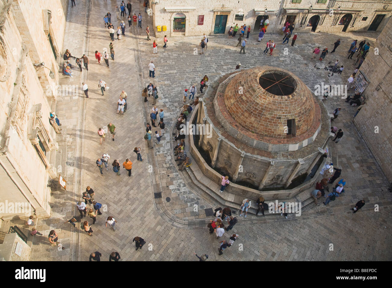Gran fuente de Onofrio y Stradun desde las murallas de la ciudad Dubrovnik Croacia Foto de stock