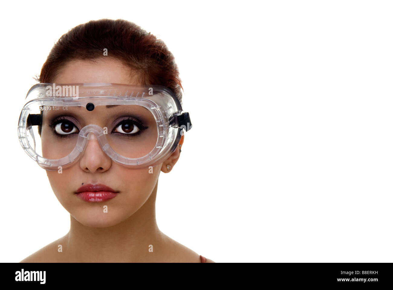 Mujer vistiendo gafas de seguridad Foto de stock