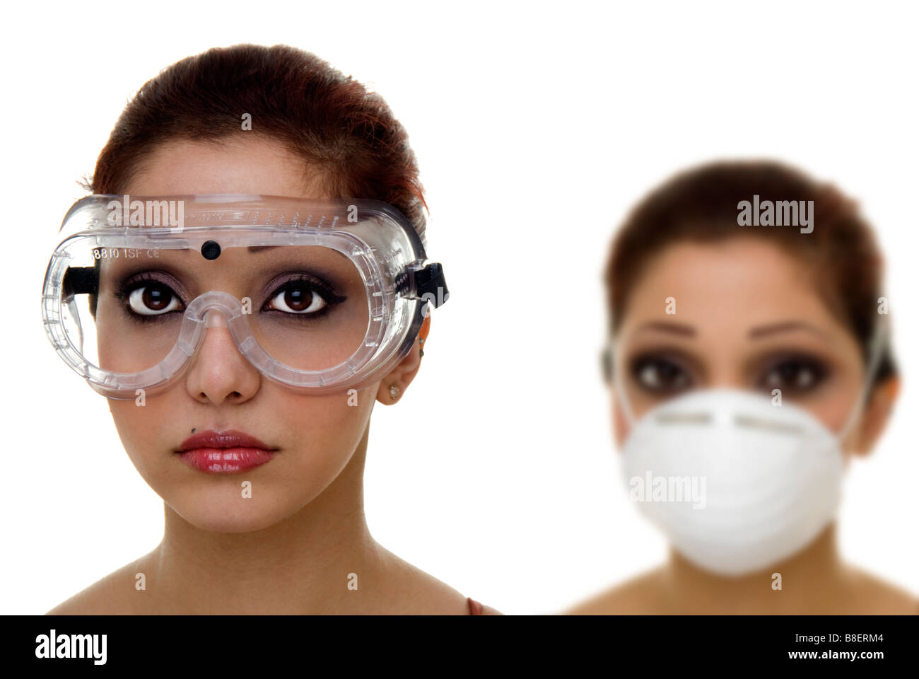 Las mujeres vestidas con gafas de protección y máscara antipolvo Foto de stock