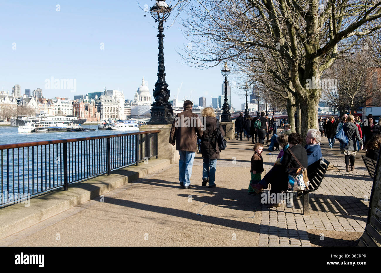 La ribera sur del río Támesis, Londres Foto de stock