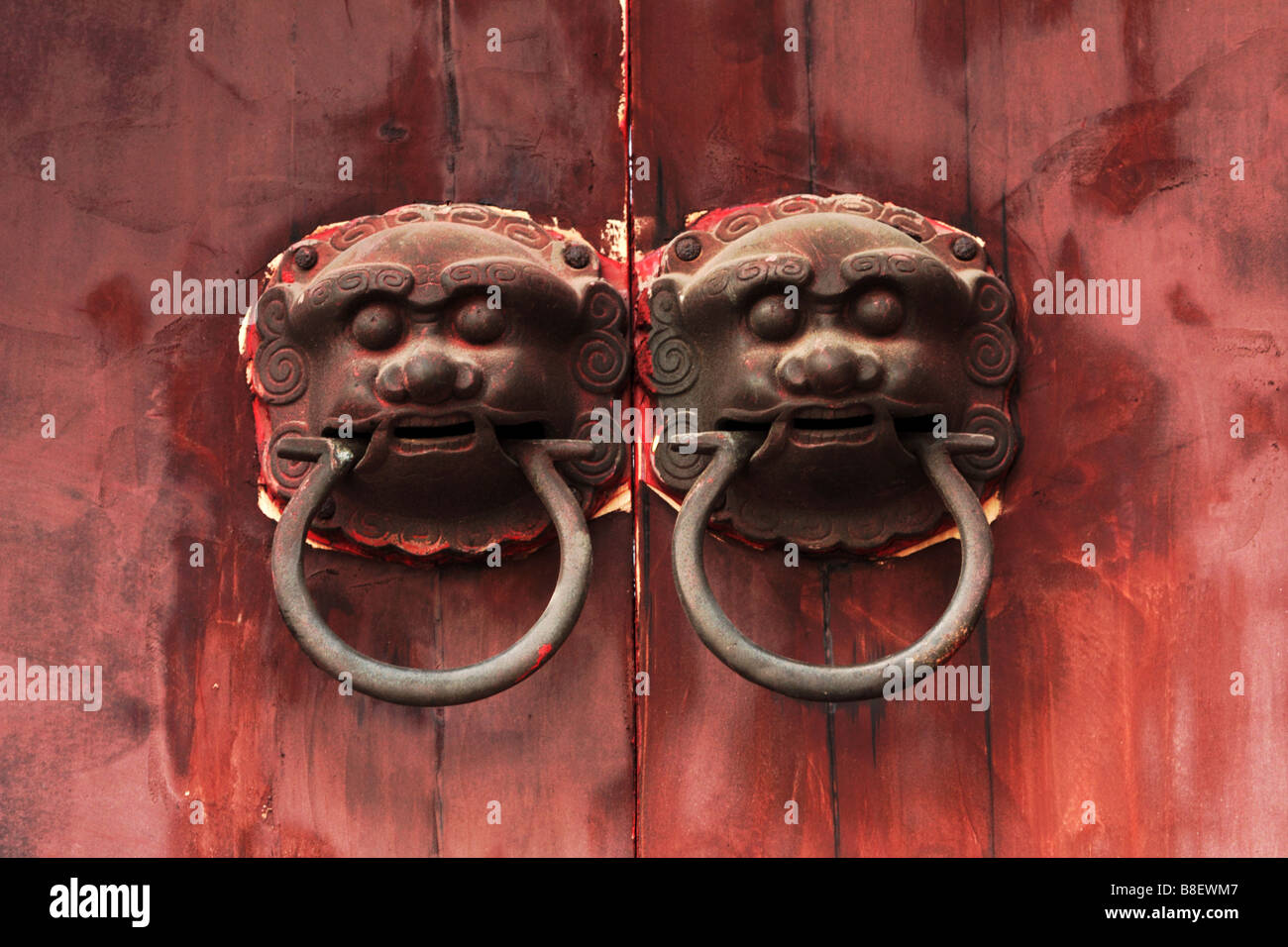 Asas de hierro antiguo cabeza de león en la puerta de un templo en Changshu China Jiangsu. El templo es compartida tanto por el monje taoísta y budista Foto de stock