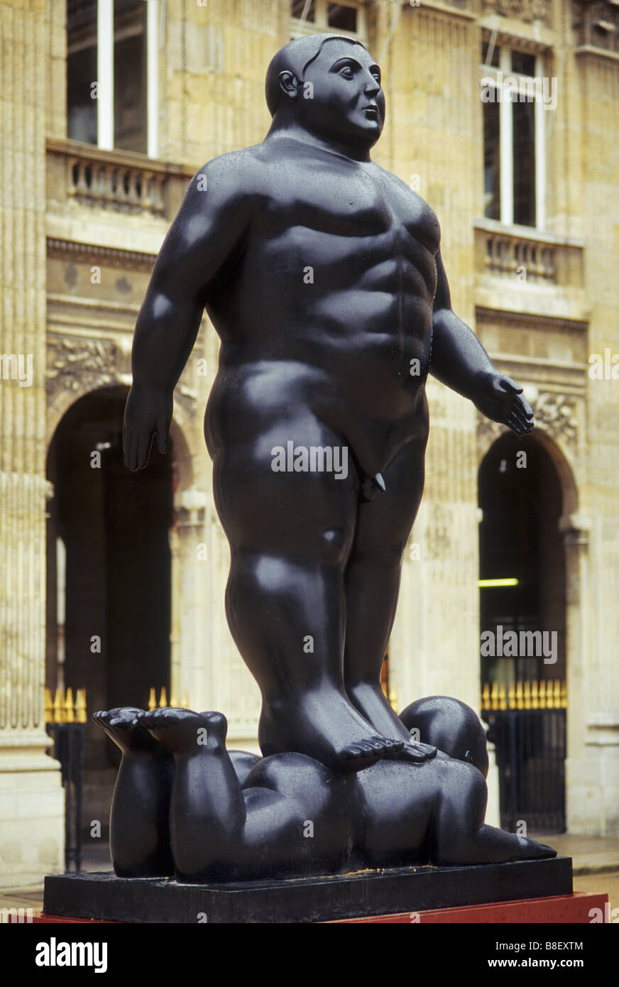 La escultura del artista colombiano Fernando Botero en homme qui marche muestran en el Jardin du Palais Royal en París Francia Foto de stock