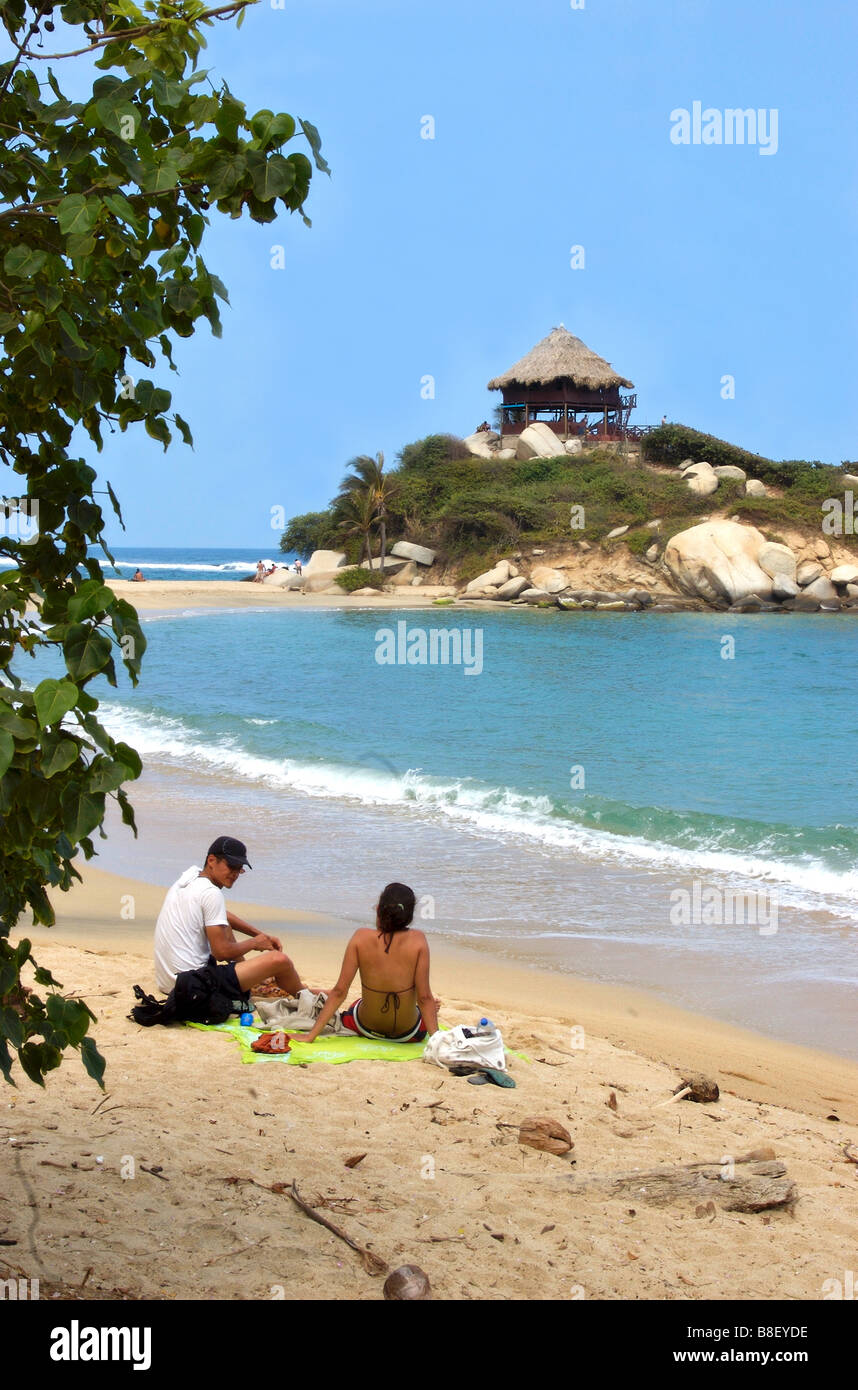 Una pareja haciendo un picnic en Cabo San Juan de Guia playa; Parque  Tayrona (Parque Tayronas Fotografía de stock - Alamy