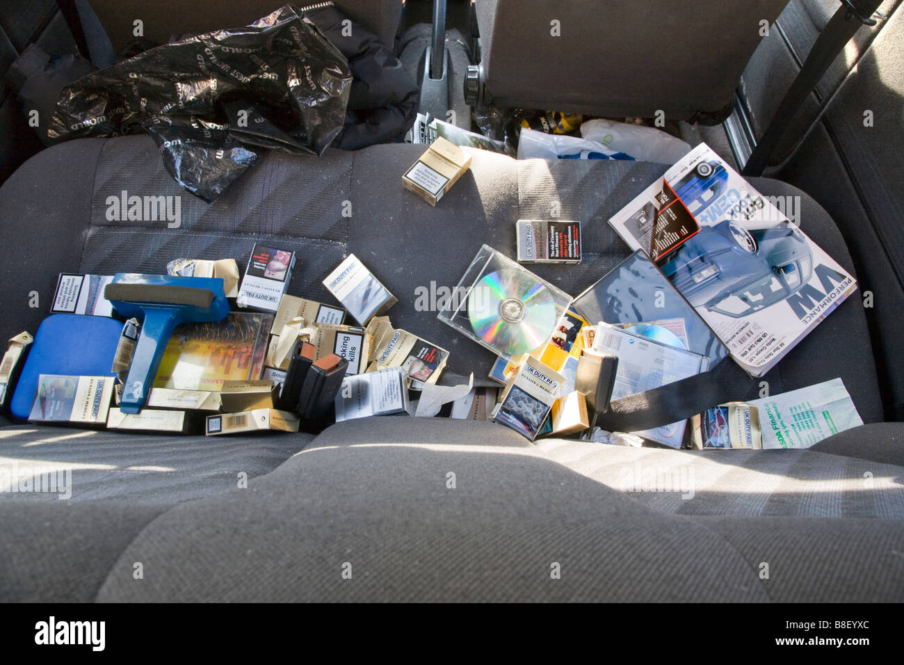 Un confuso VW GOLF MK11 Interior de coche lleno de basura incluyendo descarta los paquetes de cigarrillos y bolsas de plástico Foto de stock