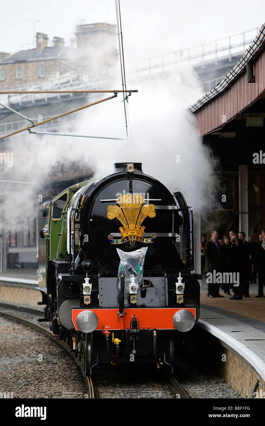 Pimienta una locomotora de vapor Clase A1 en la librea de S.A.R. el Príncipe Carlos en la estación York antes de tirar el tren real Foto de stock