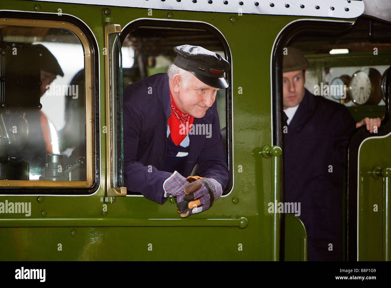 El conductor del tren ingeniero mira desde el reposapiés de la Pimienta A1 Clase Tornado motor a vapor en la estación York Foto de stock