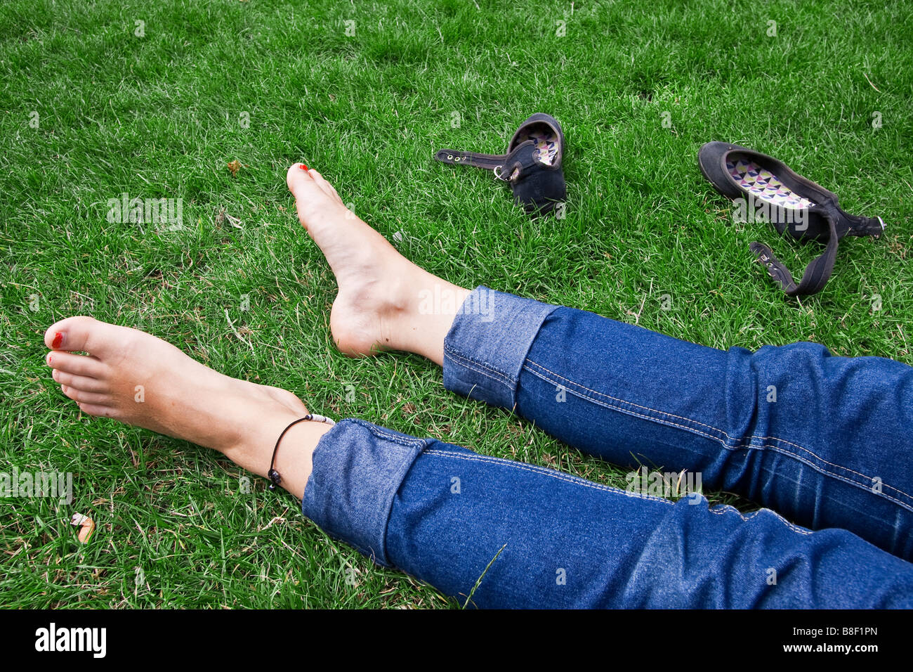 Niña sin zapatos fotografías e imágenes de alta resolución - Alamy
