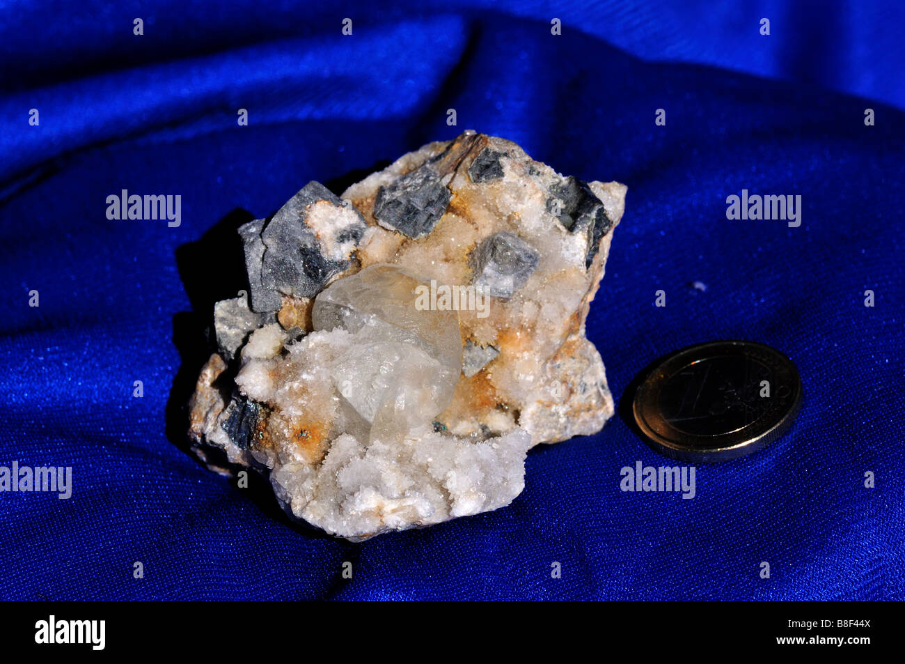 Los cristales de Fluorita y galena. Foto de stock