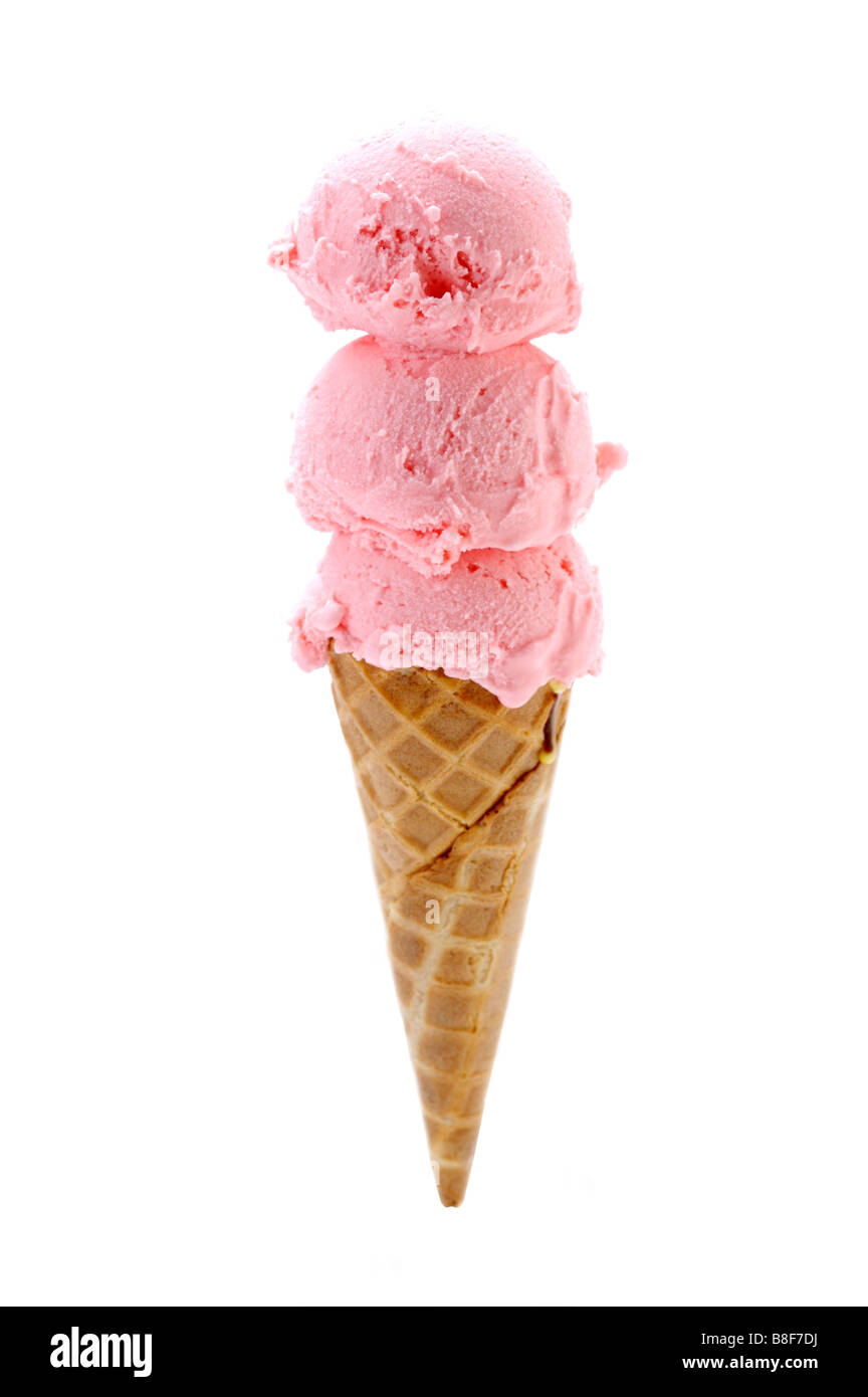 Tres cucharadas de helado de fresa en un cucurucho de helado Foto de stock