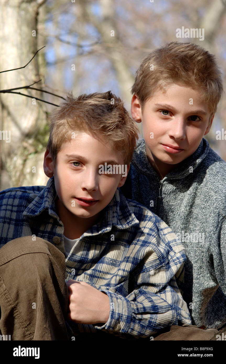 Hermanos gemelos Foto de stock
