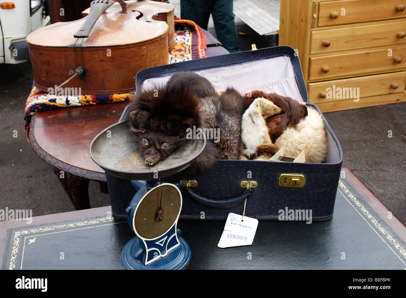 Rastro de antigüedades y productos a la venta en las primeras horas de la mañana en el maletero del coche de venta o de mercado en Londres, Inglaterra. Foto de stock