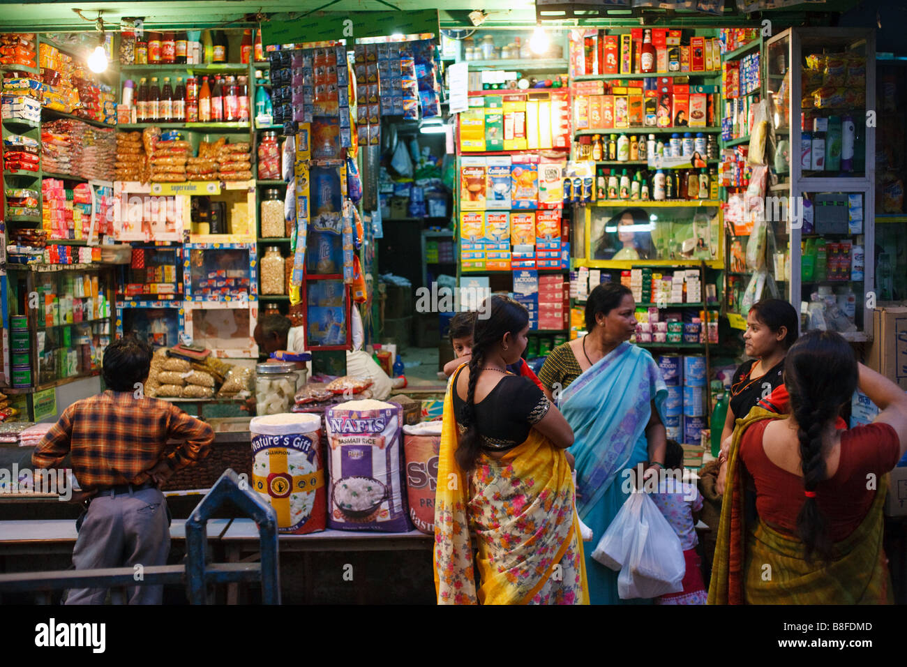 Una tienda de comestibles local en Kolkata, India Fotografía de stock