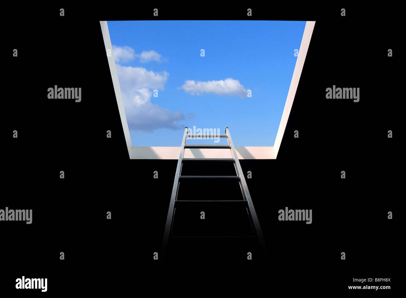 Escalera que conduce a un cielo azul brillante significando éxito y logros Foto de stock