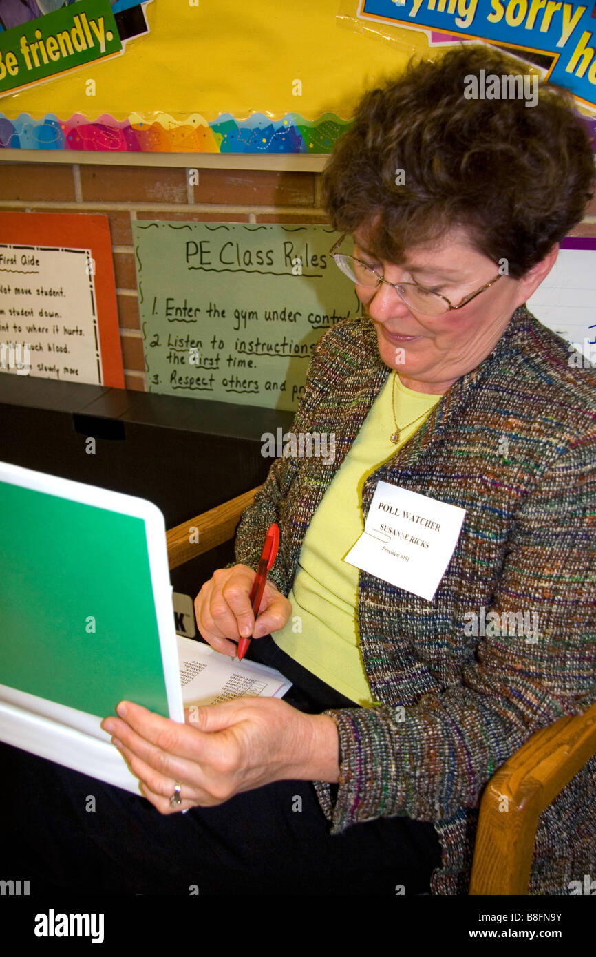 Veedor en un puesto de votación en Boise, Idaho, EE.UU. Foto de stock