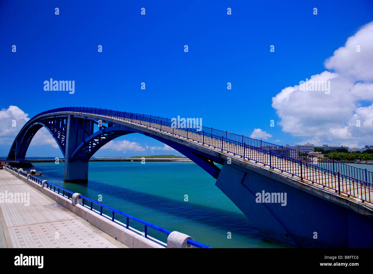 El puente de arco por encima del agua en Taiwán, Penghu Foto de stock