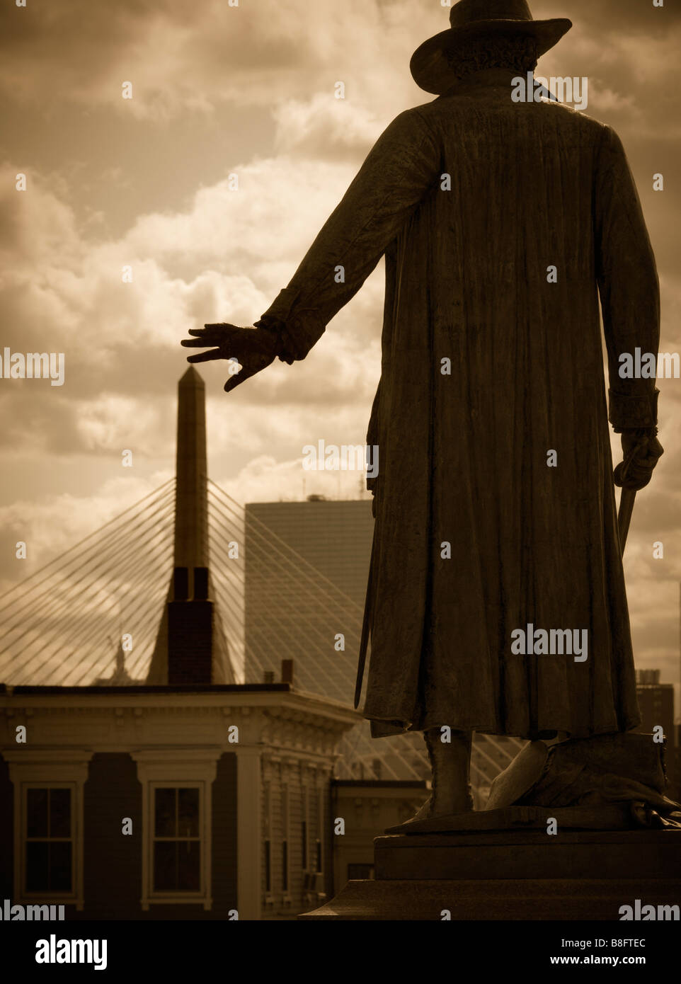 Estatua del Coronel William Prescott, Bunker hill Monument, Boston. El dedo del coronel parece tocar la torre del Bunker Hill Bridge (2005). Foto de stock