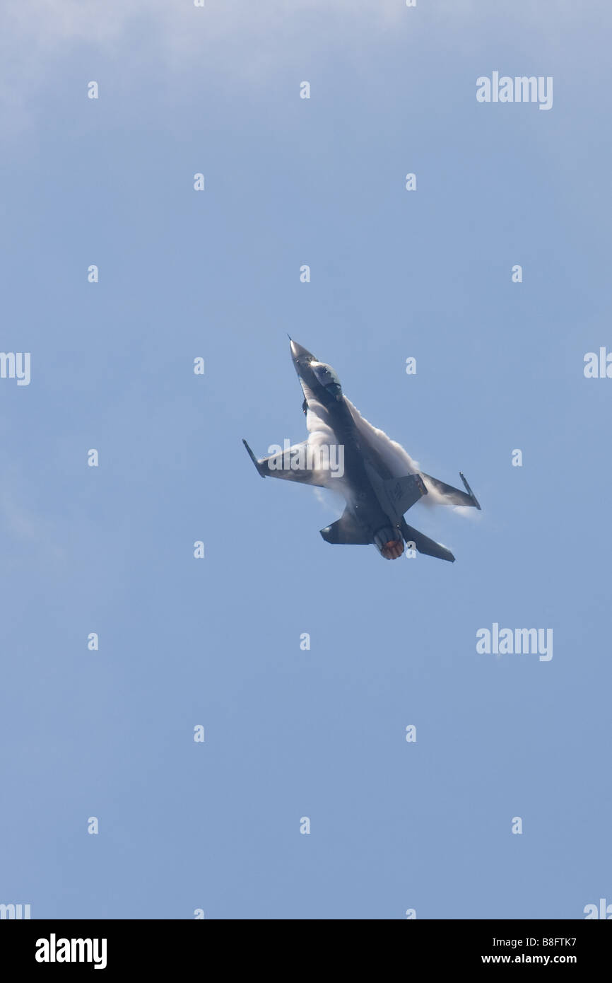 Combate F-16 Falcon. Foto de stock