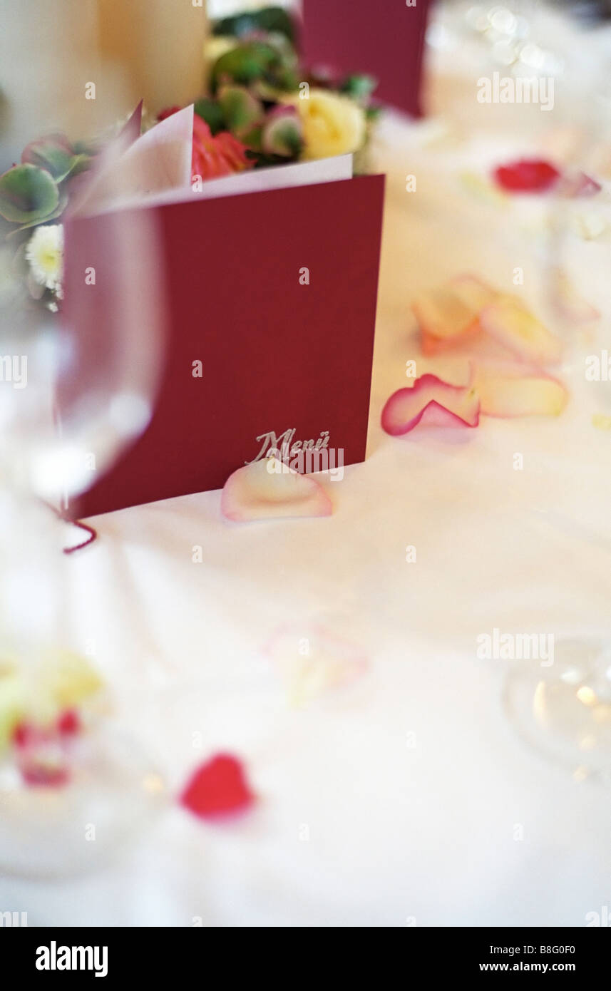 Tarjeta de menú en una mesa con pétalos de rosa sobre ella - Decoración -  Fiesta - Bodas Fotografía de stock - Alamy