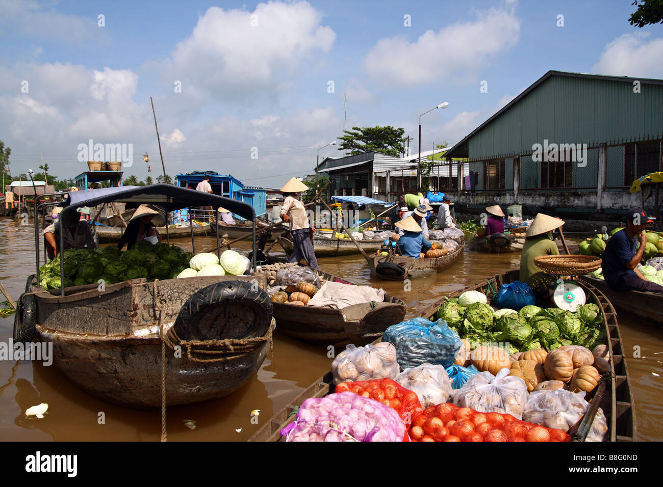 El carro cargado con frutas y verduras Fotografía de stock - Alamy