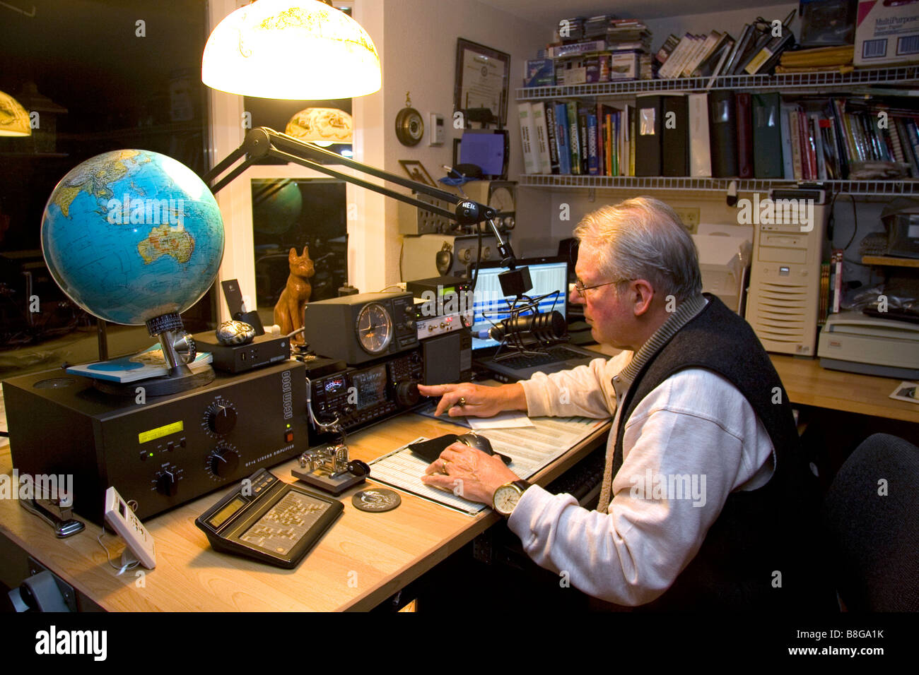 Ham radio operador en su radio shack ubicada en Shelton Washington Estados Unidos MR Foto de stock
