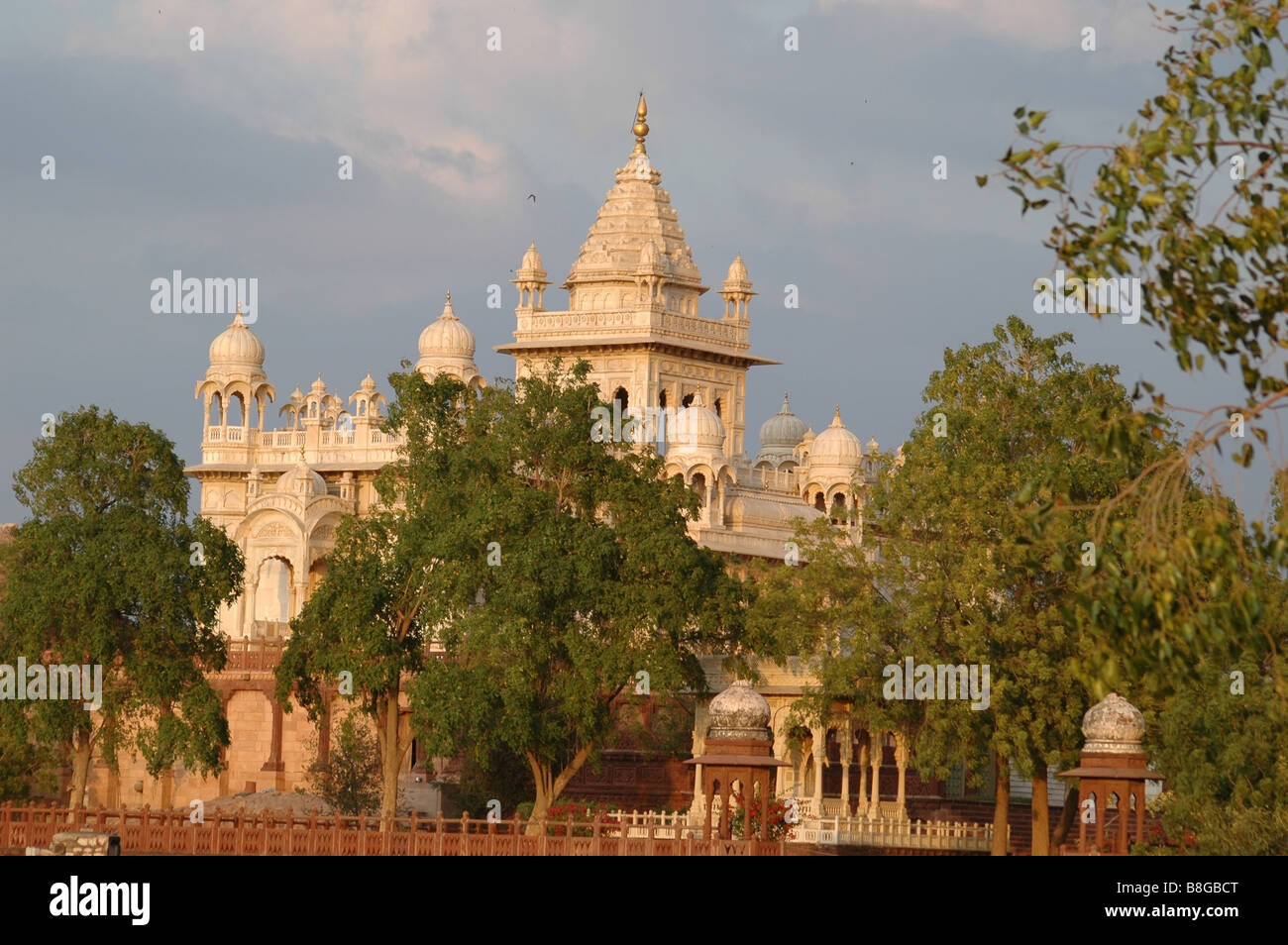 Arquitectura en mármol Jaswant Thada en memorial en Jodhpur, Rajasthan, India. Foto de stock