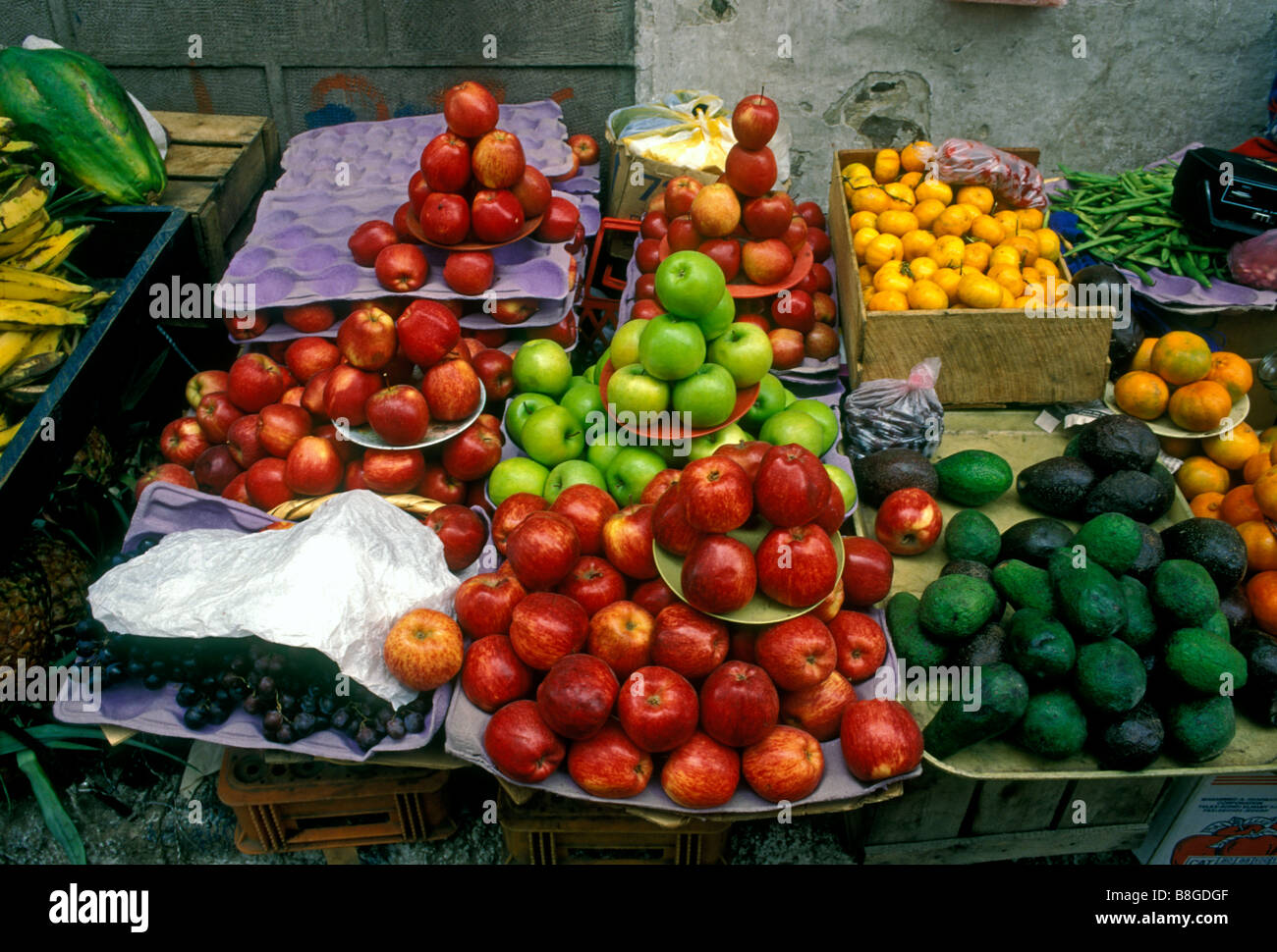 Proveedor de frutas y verduras, vendiendo manzanas rojas, manzanas