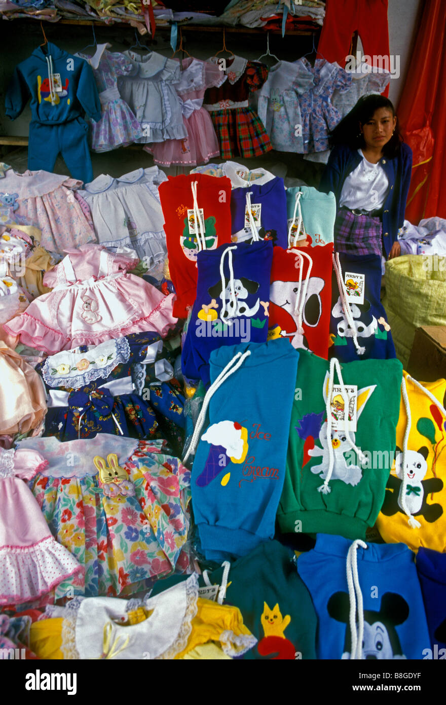 Chica ecuatoriana, ecuatoriano, niña, jovencita, adolescente, proveedor de  ropa, Mercado de Ipiales, el Mercado de Ipiales, Quito, Provincia de  Pichincha, Ecuador Fotografía de stock - Alamy