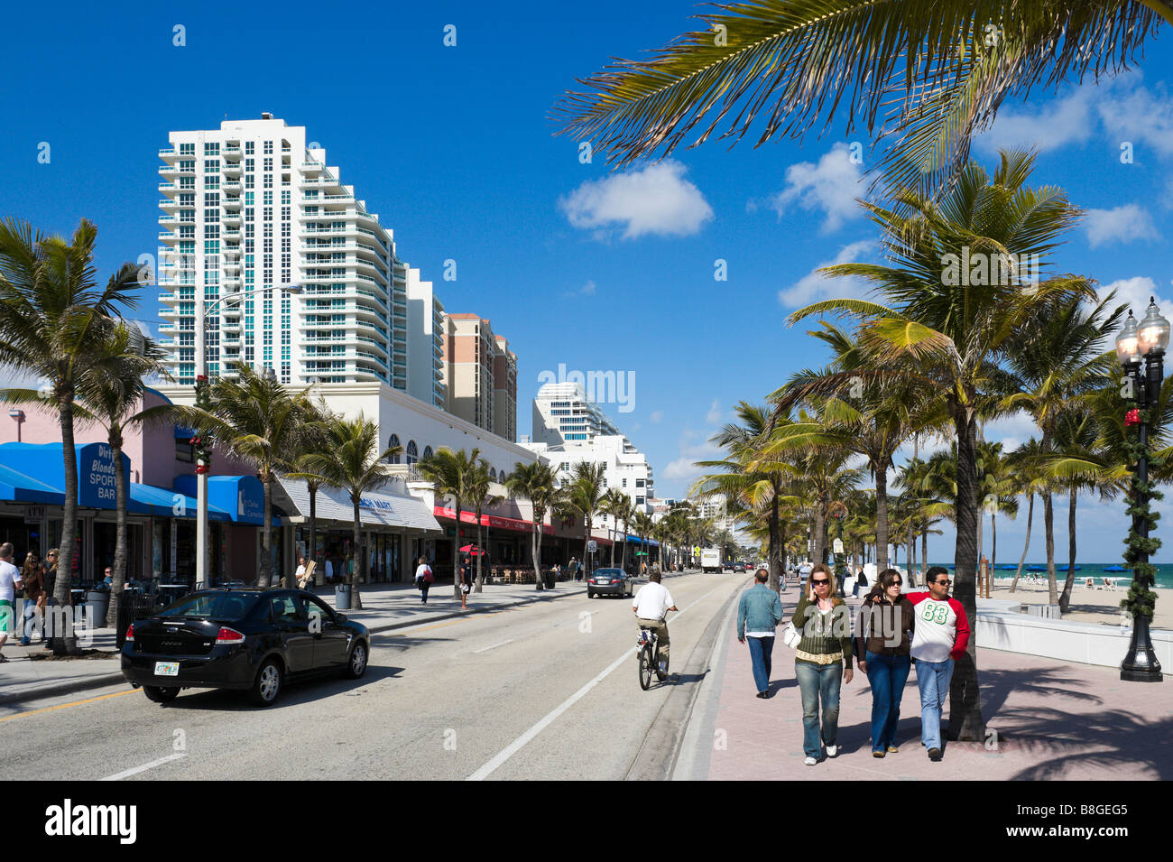 Paseo a lo largo de Fort Lauderdale Beach Boulevard, Fort Lauderdale Beach, Gold Coast, Florida, EE.UU. Foto de stock