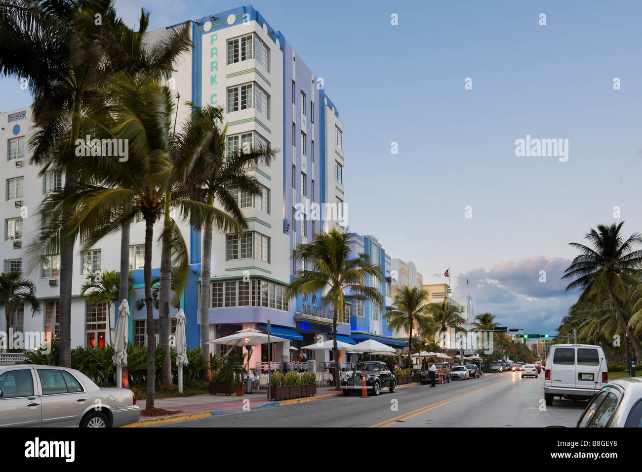 Hoteles en Ocean Drive en el distrito Art Deco en el crepúsculo, South Beach, Miami Beach, Gold Coast, Florida, EE.UU. Foto de stock