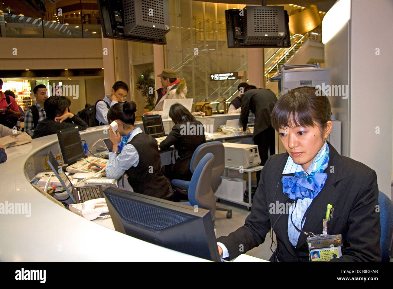 Agente de Venta de Boletos de All Nippon Airways en el Aeropuerto Internacional de Narita, Tokio, Japón Foto de stock