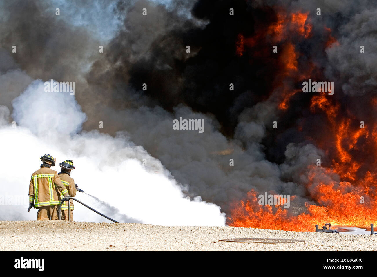 Los bomberos, utilizando espuma retardadora de incendios para apagar un  fuego de combustible jet en un aeropuerto en el centro de formación de  Boise, Idaho, EE.UU Fotografía de stock - Alamy