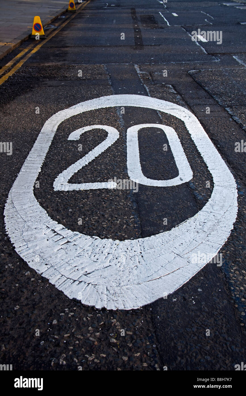20, 20 señales de carretera marcado, George Street, Edimburgo, Escocia, Reino Unido, Europa Foto de stock