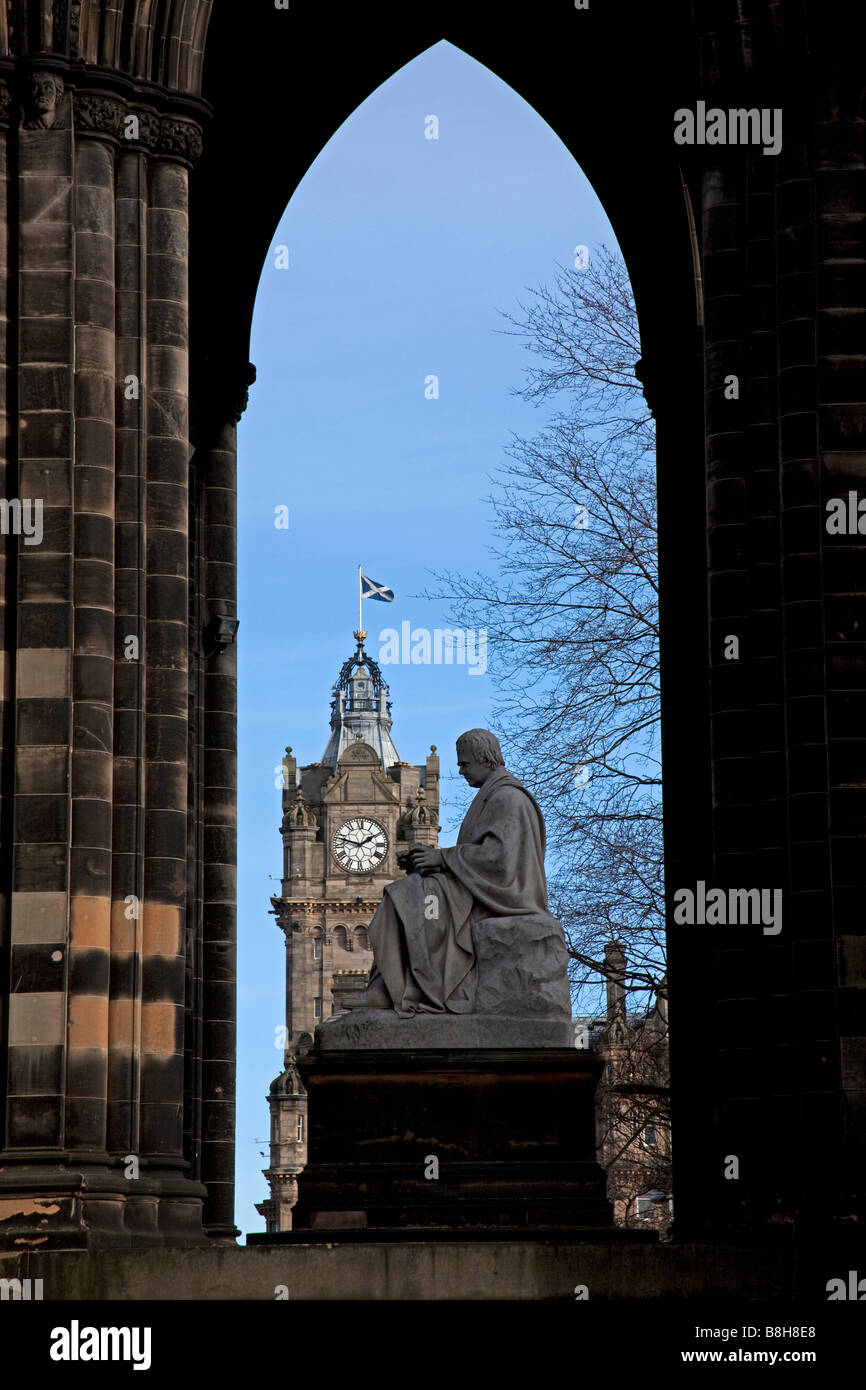 Estatua de Walter Scott, con el Balmoral Hotel en antecedentes, Princes Street, Edimburgo, Escocia, Reino Unido, Europa Foto de stock