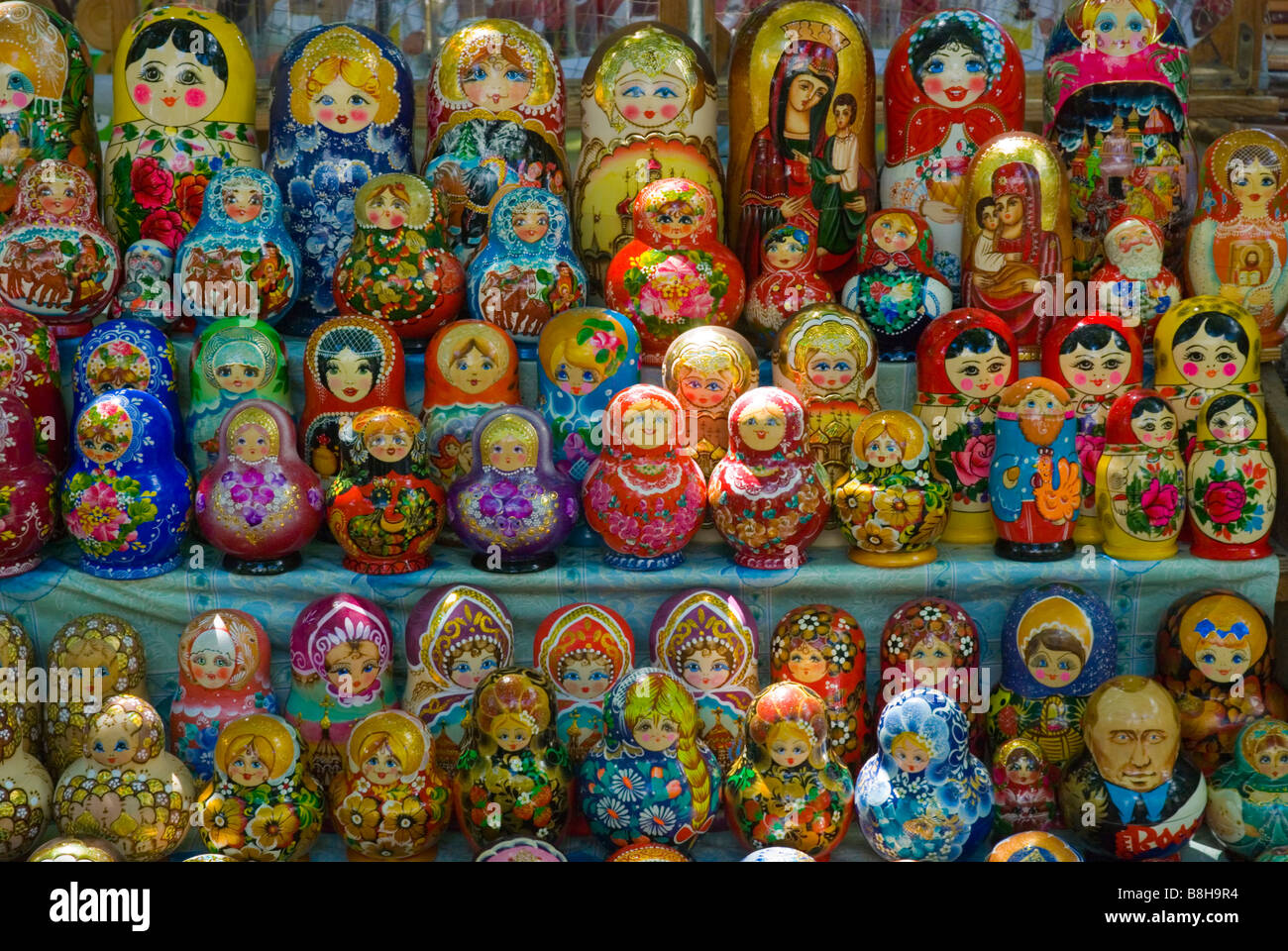 Puesto en el mercado vendiendo muñecas rusas a lo largo de la calle principal en Chisinau, Moldova Europa Foto de stock