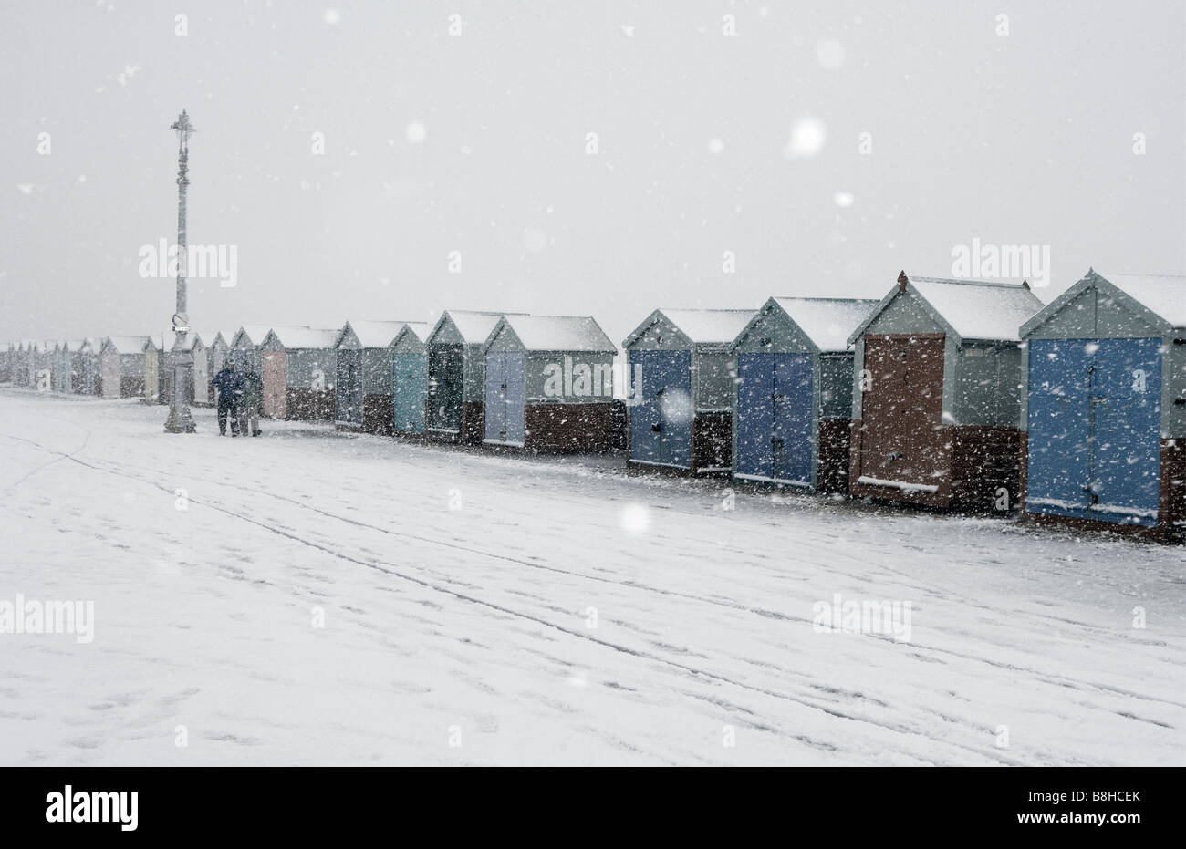 La nieve caída en cabañas de playa en Hove, Inglaterra. Foto de stock