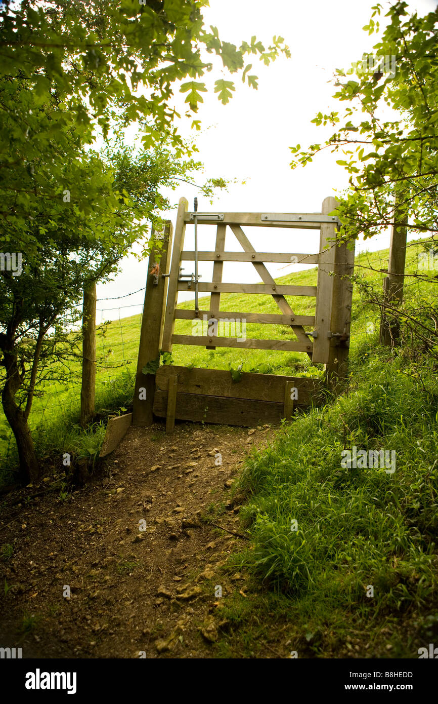Puerta de madera en la campiña británica que conducen a campos abiertos. Foto de stock