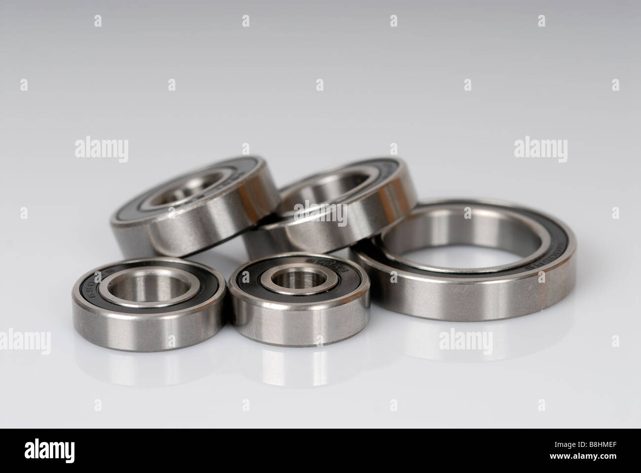 Rodamientos de bolas grandes y pequeños piñones contra fondo de aluminio  pulido Fotografía de stock - Alamy