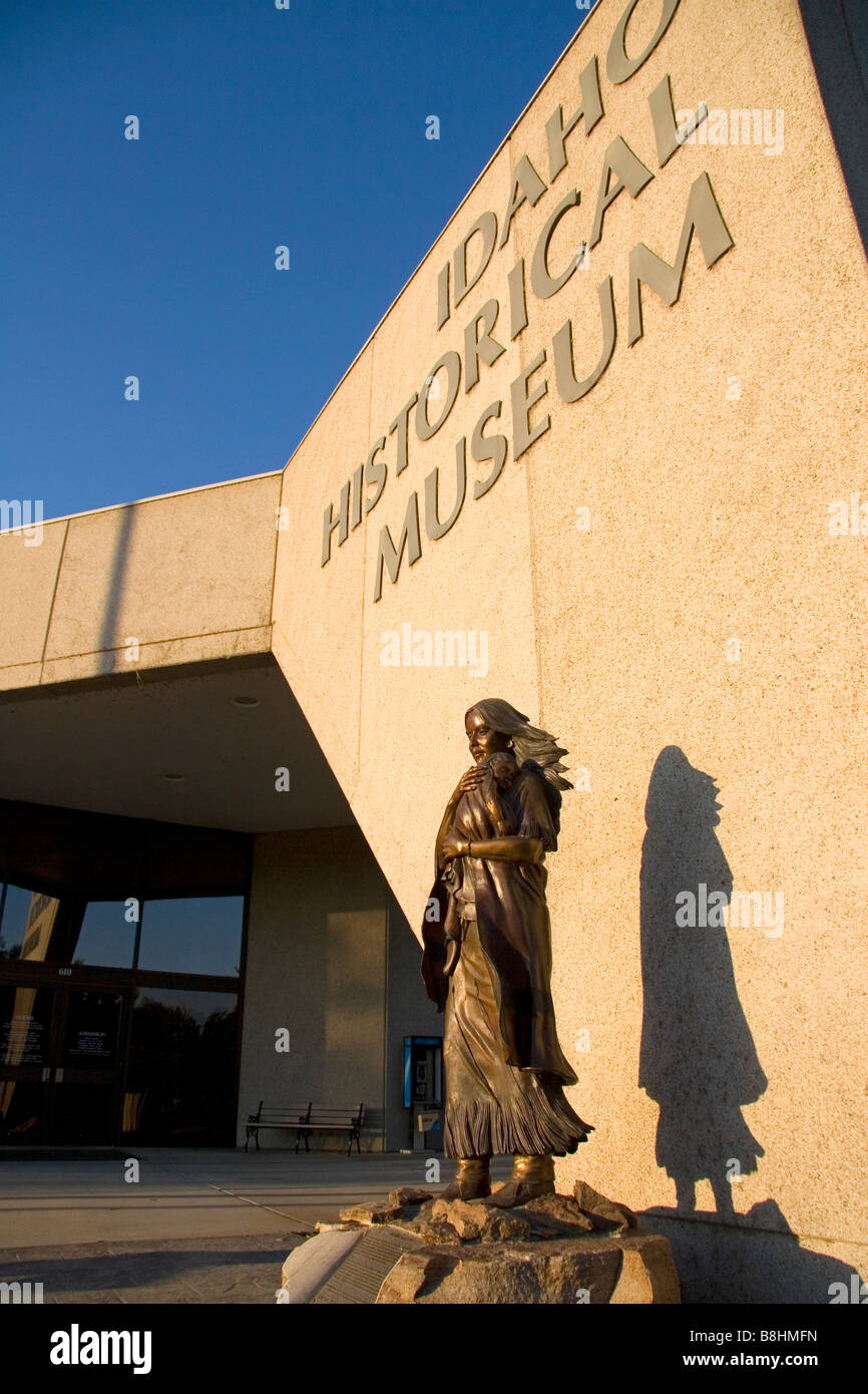 Escultura en bronce de la mujer Shoshone Sacagawea delante del Museo Histórico de Idaho en Boise, Idaho Foto de stock