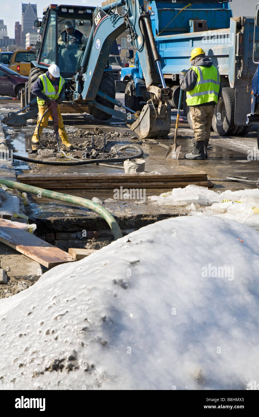 Los trabajadores de la ciudad de Detroit, Michigan reparar una rotura de una cañería principal Foto de stock