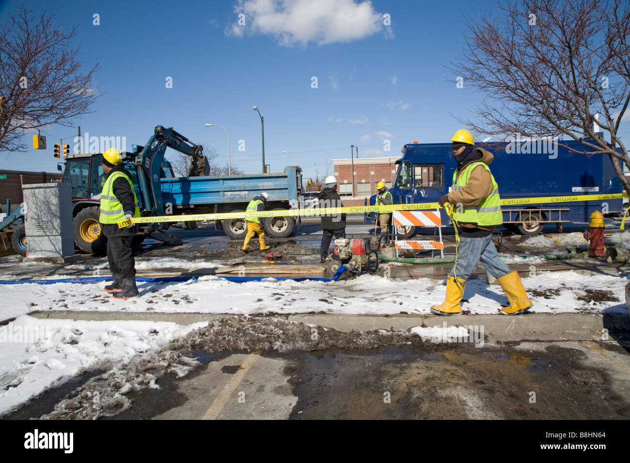 Los trabajadores de la ciudad de Detroit, Michigan reparar una rotura de una cañería principal Foto de stock