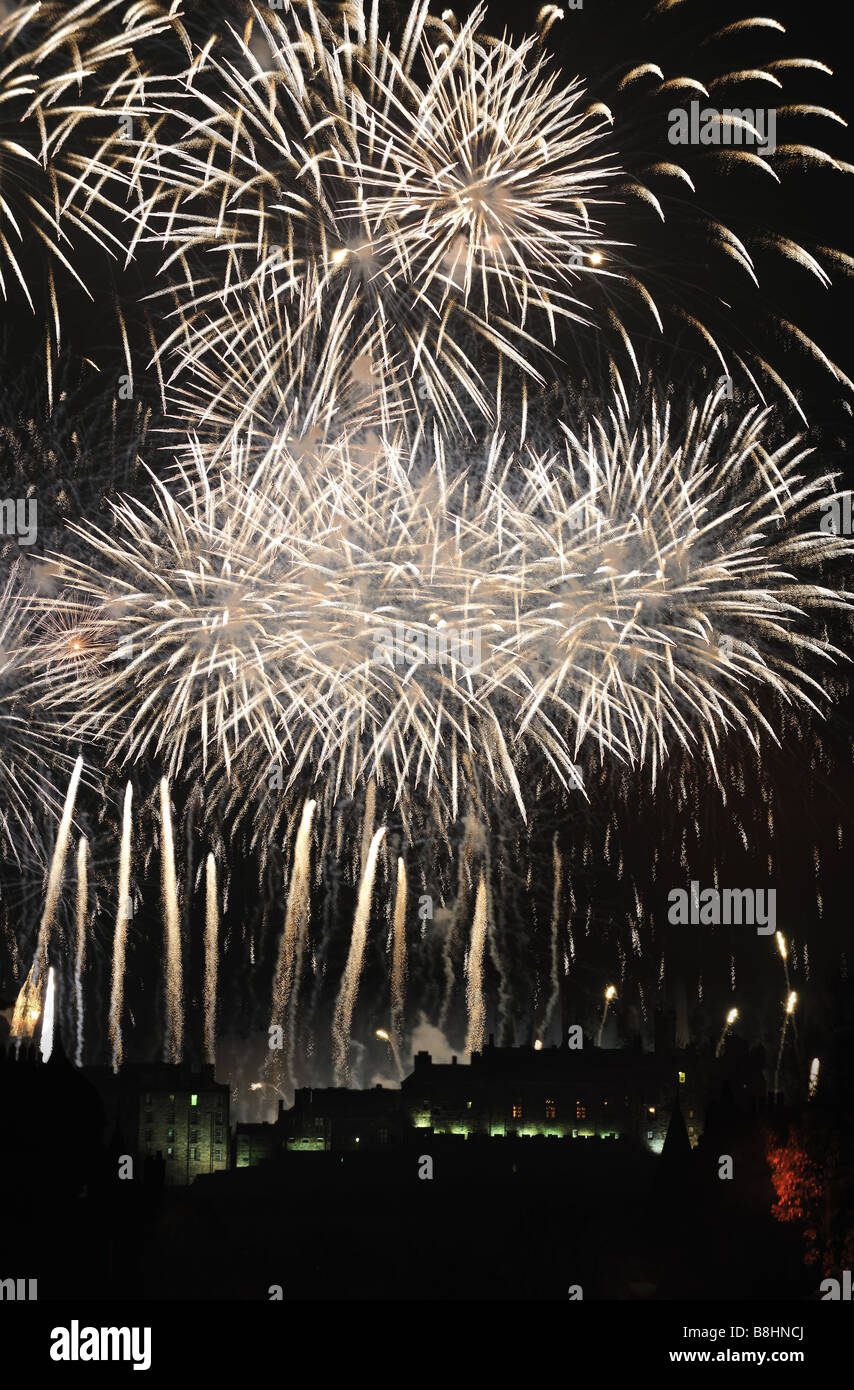 Espectaculares fuegos artificiales sobre el Castillo de Edimburgo Escocia celebrar hogmanay que es Año Nuevo Foto de stock