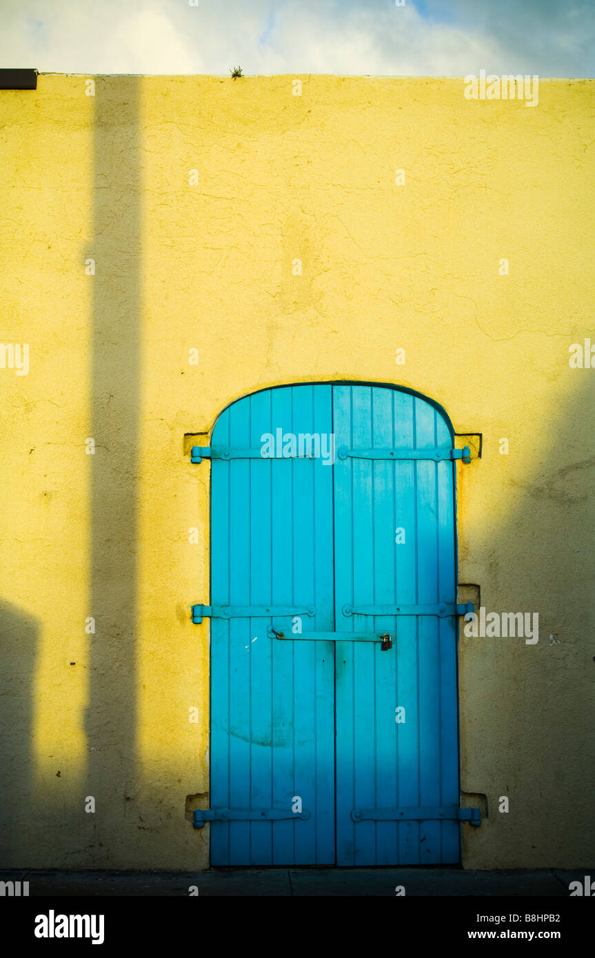 Un edificio colorido, amarillo y azul, en el Viejo St. Thomas, en las Islas Vírgenes de los Estados Unidos Foto de stock