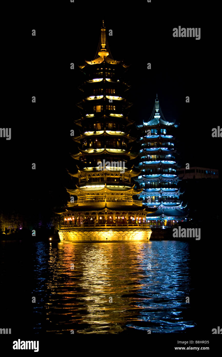 El Sol y la Luna, pagodas en el lago Banyon en Guilin, China Foto de stock
