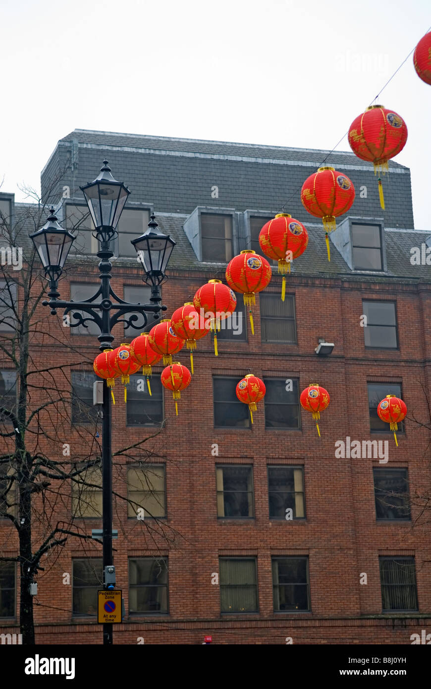 Año nuevo chino farolillos de decoración en el centro de la ciudad de Manchester UK Foto de stock