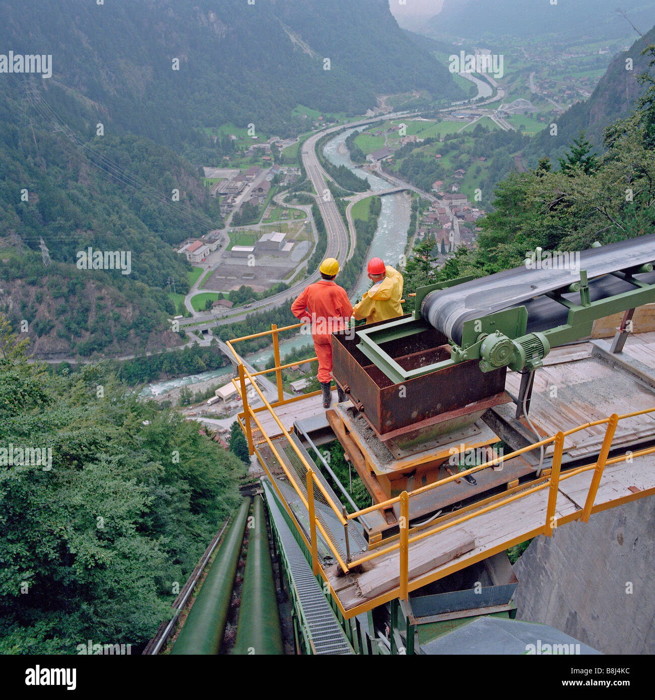 Los ingenieros de estropear el transportador principal de energía hidroeléctrica Suiza túnel excavado transportar material de desecho al nivel del río. Foto de stock