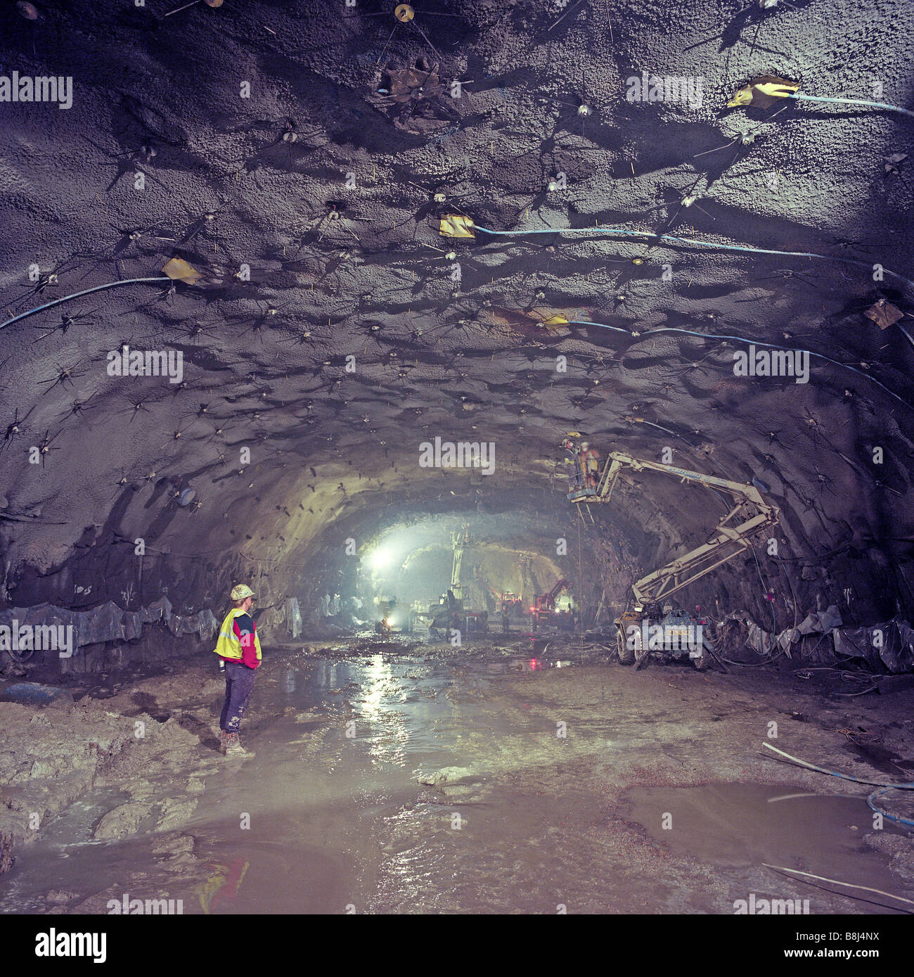 Cargas explosivas se cargue en la cara de la roca durante la excavación de la caverna de alivio de agua de tormenta en las Islas del Canal. Foto de stock