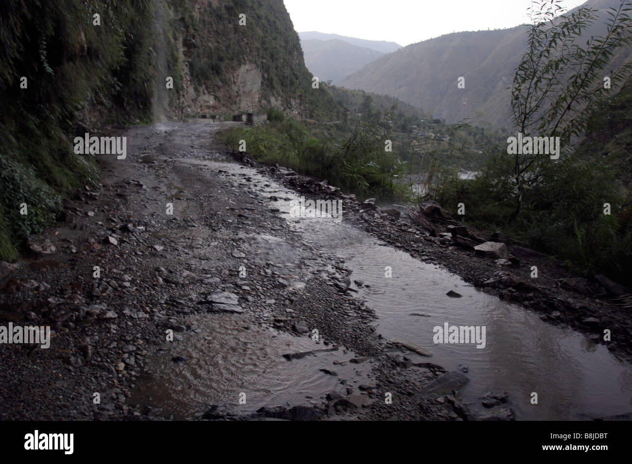 Un camino en malas condiciones en Himachal Pradesh, en el Himalaya de la India Foto de stock